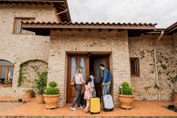 familia llegando a un hotel - chalet veraniego fotografías e imágenes de stock