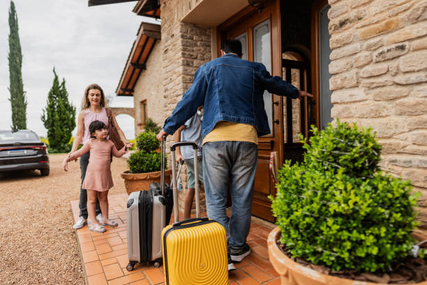 istock Family arriving at a hotel 1927025502