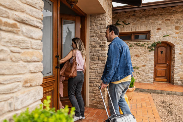 istock Family arriving at a hotel 1927026004