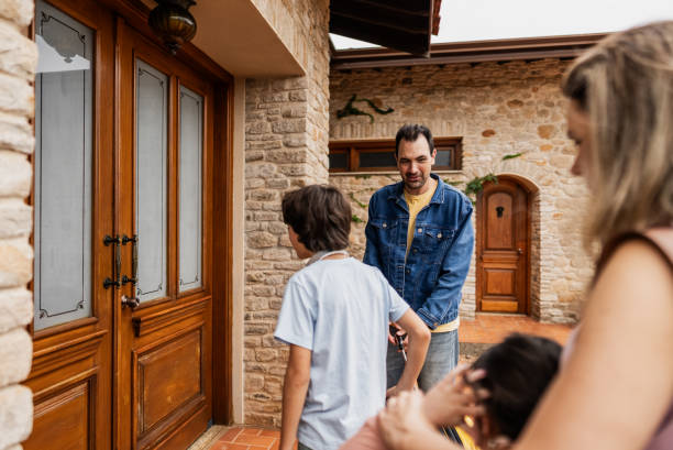 istock Family arriving at a hotel 1927026005