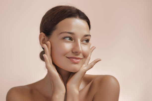 beauty photo of woman with clean and healthy skin showing her face - körperpflege und schönheit stock-fotos und bilder