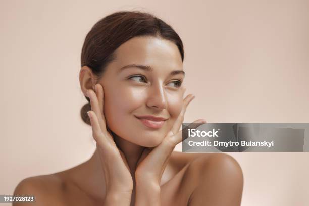 Beauty Photo Of Woman With Clean And Healthy Skin Showing Her Face Hình ảnh Sẵn có - Tải xuống Hình ảnh Ngay bây giờ