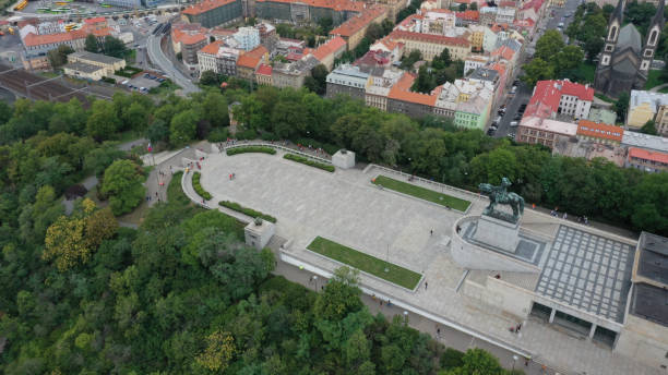 luftaufnahme des prager nationaldenkmals auf dem vitkov-hügel - vitkov stock-fotos und bilder