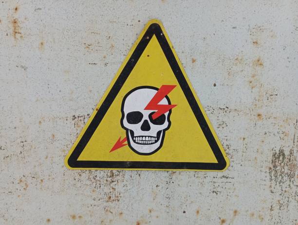 Free picture: Sign with a skull and crossbones and lightning bolt