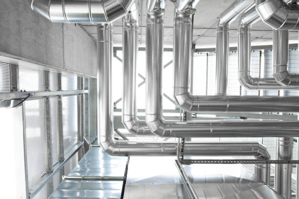 Hvac pipes, heating, ventilation, air conditioning and cooling system, ventilation system ducted through the wall located outside. Climate system for room comfort of building tuberías de climatización, calefacción, ventilación, sistema de aire acondicionado y refrigeración, sistema de ventilación canalizado a través de la pared ubicada en el exterior. sistema de climatización para el confort de la habitación del edific