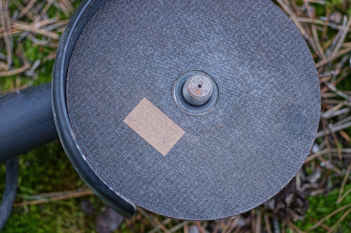 Parte de una herramienta eléctrica de amoladora de metal con un disco de hierro negro photo