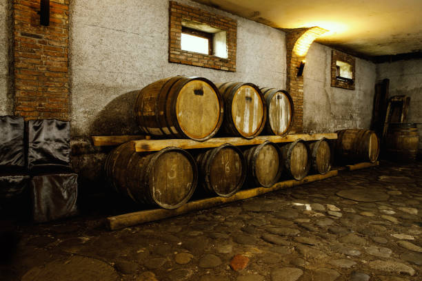 barricas rústicas de madera en la bodega. - warehouse floor brewery winery fotografías e imágenes de stock