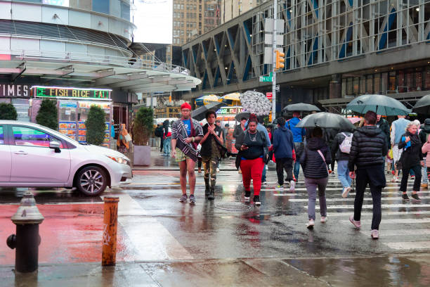 Cruzamento da 5ª Avenida com a 42nd Street em Manhattan, Dia chuvoso em Nova York - foto de acervo