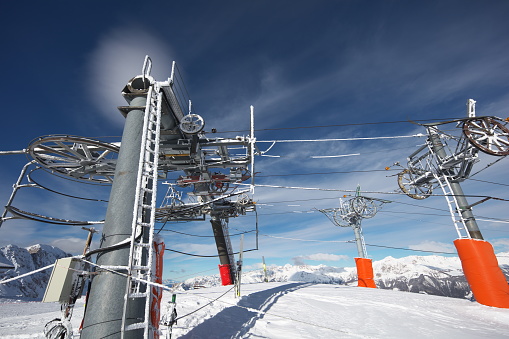 Photo taken at 2489m altitude, heading northwest in the Praloup ski area.
The Lac ski lift is the obligatory step to access the connection with the Foux d'Allos...180km of slopes on the Espace Lumière.
I like the almost circular cloud on the left pylon