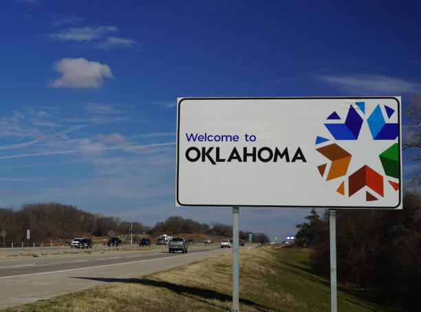 State Line Sign to Oklahoma, United States Oklahoma, USA -- January 4, 2024: "Welcome to Oklahoma" sign on the US state line from Texas north on I-H35. Blue sky with Copy Space. christine kohler stock pictures, royalty-free photos & images