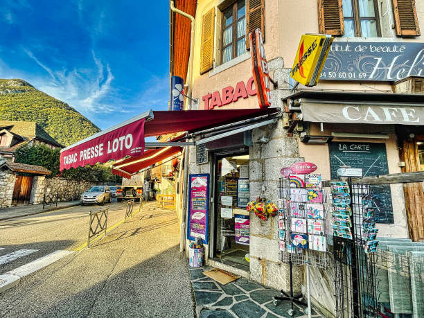 french tobacco newspaper store on the corner - quit lake 뉴스 사진 이미지