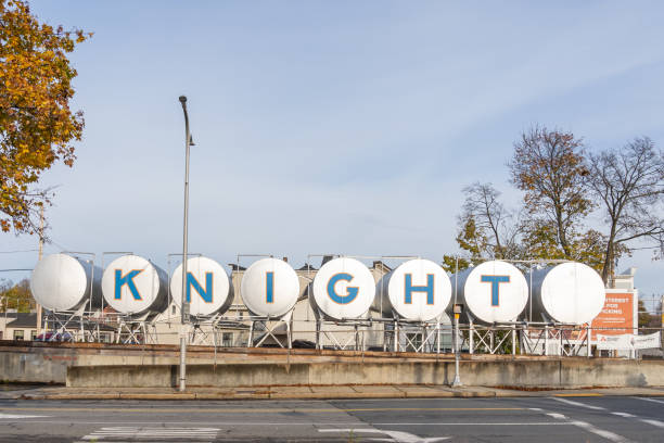 o sinal knight nos tanques do escritório corporativo da knight fuel co em 159 main st, hudson, massachusetts, eua - hudson massachusetts - fotografias e filmes do acervo