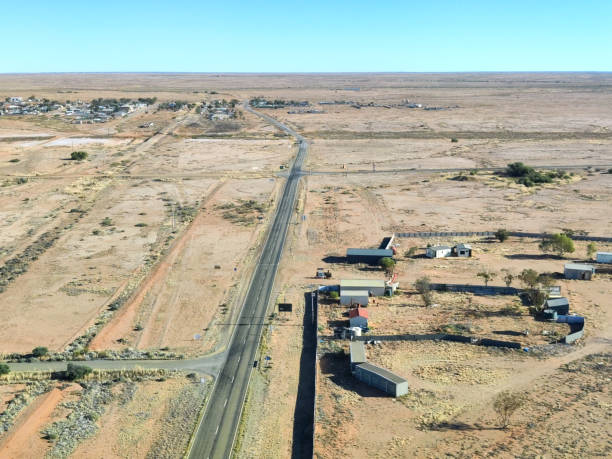 autostrada outback w marree, australia południowa - town australia desert remote zdjęcia i obrazy z banku zdjęć