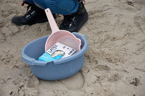 The volunteers to collect the pellets on the beaches of Galicia use strainers, buckets, gloves