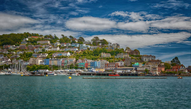colorida kingswear vista desde dartmouth, devon, inglaterra, reino unido - dartmouth inglaterra fotografías e imágenes de stock
