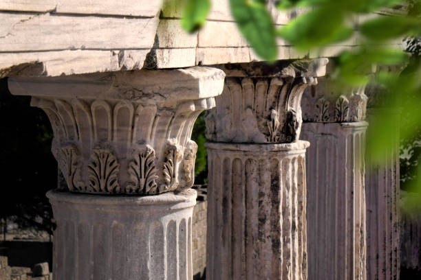 architectural column detail from ancient greek archaeological site pergamon - ancient greece mediterranean turkey izmir turkey fotografías e imágenes de stock