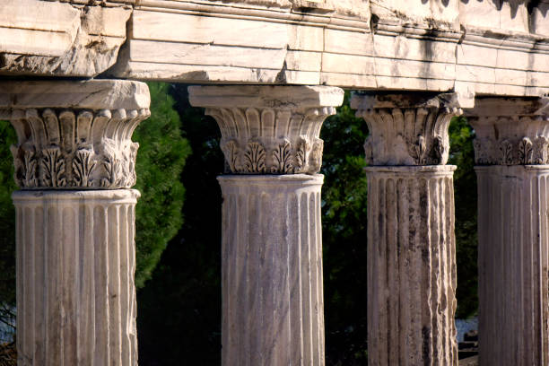 architectural column detail from ancient greek archaeological site pergamon - ancient greece mediterranean turkey izmir turkey fotografías e imágenes de stock
