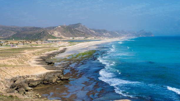 al mughsayl beach (also written as al mughsail beach) - oman greater masqat fort tourism foto e immagini stock