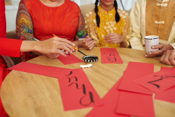 familienmitglieder schreiben kalligrafie-couplets - chinese script text calligraphy grandmother stock-fotos und bilder