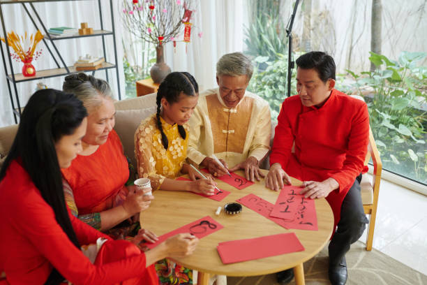 teenager-mädchen lernt kalligraphie - chinese script text calligraphy grandmother stock-fotos und bilder