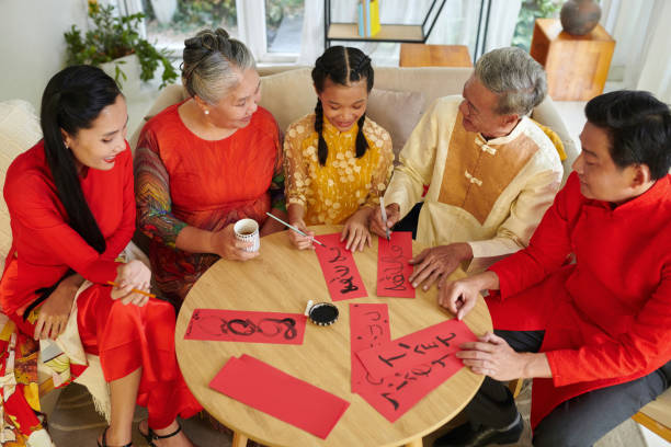 familie vorbereiten von kalligraphie-couplets - chinese script text calligraphy grandmother stock-fotos und bilder
