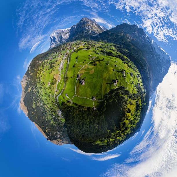 kleiner planet sphärisches luftpanorama des bergdorfes grindelwald, berner oberland, schweiz. - hill grindelwald village landscape stock-fotos und bilder