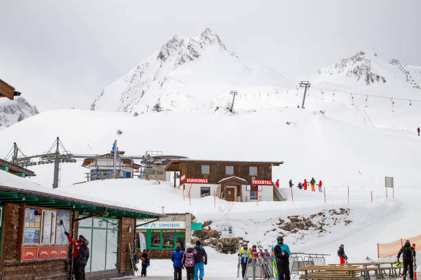 gondola station on the glacier in hintertux - austria - skiing point of view zdjęcia i obrazy z banku zdjęć