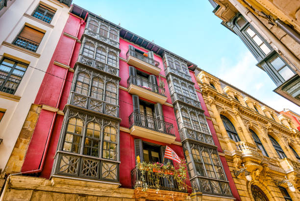 detalles arquitectónicos de edificios típicos de bilbao y sus alrededores, españa - bilbao fotografías e imágenes de stock
