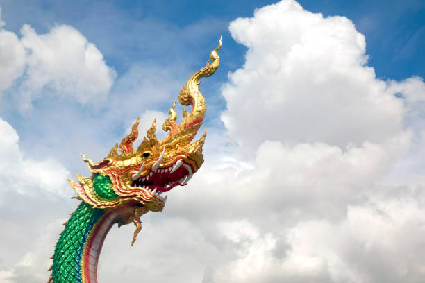 large dragon sculpture at entrance of buddhist temple - bangkok thailand demon majestic 뉴스 사진 이미지
