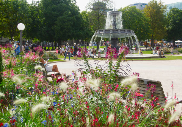 stuttgart europe historic center blue sky summer cityscape active lifestyle city break relax in nature green corridor clear passage baden-wuerttemberg germany - baden baden green street fountain foto e immagini stock