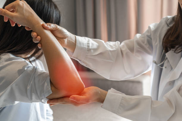 rheumatism elbow pain, sore, cramp, numb, rheumatoid arthritis, osteoarthritis in woman patient having physical therapy consultation at orthopedic or physical therapist clinic - pain elbow physical therapy inflammation ストックフォトと画像