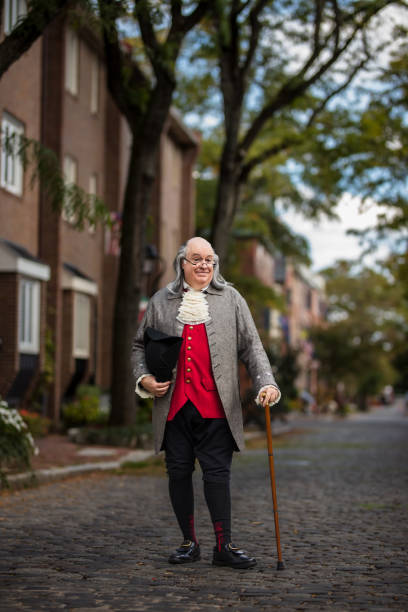 portret sobowtóra benjamina franklina stojącego na ulicy - ujęcie całego ciała - benjamin franklin history american culture portrait zdjęcia i obrazy z banku zdjęć