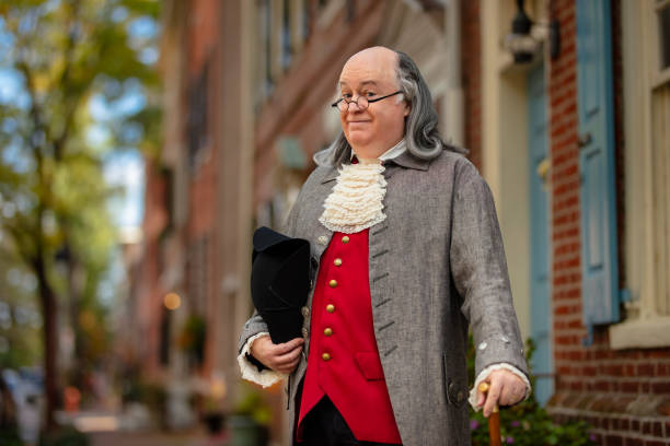 benjamin franklin impersonator looking at camera while standing next to building in modern-day philadelphia - benjamin franklin history american culture portrait imagens e fotografias de stock