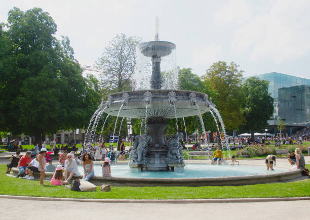 stoccarda europa centro storico cielo blu estate paesaggio urbano stile di vita attivo vacanza in città rilassarsi nella natura corridoio verde passaggio chiaro baden-wuerttemberg germania - baden baden green street fountain foto e immagini stock