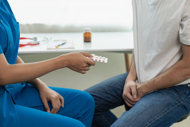 des médecins conseillent un jeune homme au sujet du cancer de la prostate, des maladies vénériennes et de la dysfonction sexuelle. à propos des causes de la dysfonction érectile et des mictions fréquentes dans les hôpitaux - venereal photos et images de collection