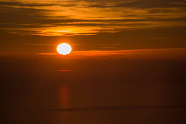 sunset over the ocean - horizon over water horizontal surface level viewpoint photos et images de collection