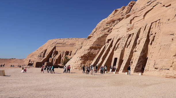 어퍼 이집트의 아부 심벨 (abu simbel) 마을에있는 두 개의 거대한 바위 깎은 사원. - abu simbel rock africa rameses ii 뉴스 사진 이미지