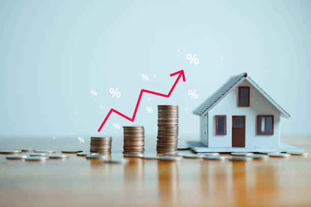 The up arrow shows the inflation rate. Interest rates increase, home loan, mortgage, house tax. investment and asset management concept. percentage for increasing interest rates with stacks coins la flecha hacia arriba muestra la tasa de inflación. aumento de las tasas de interés, préstamo hipotecario, hipoteca, impuesto a la vivienda. concepto de inversión y gestión de activos. porcentaje para aumentar las tasas de interés con stacks coins