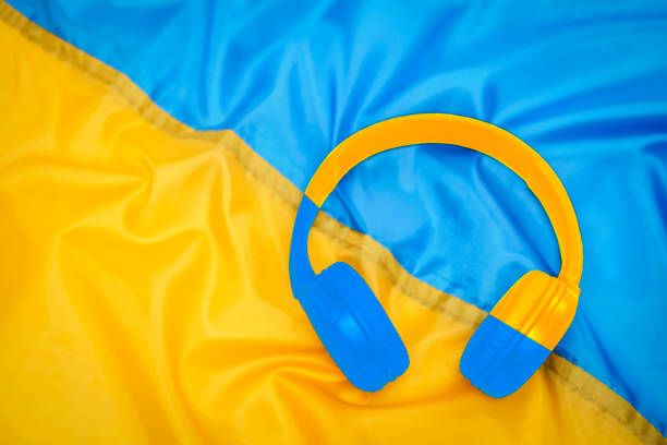 ウクライナのメッセージ。ウクライナのニュースを聞く - ukrainian culture audio ストックフォトと画像