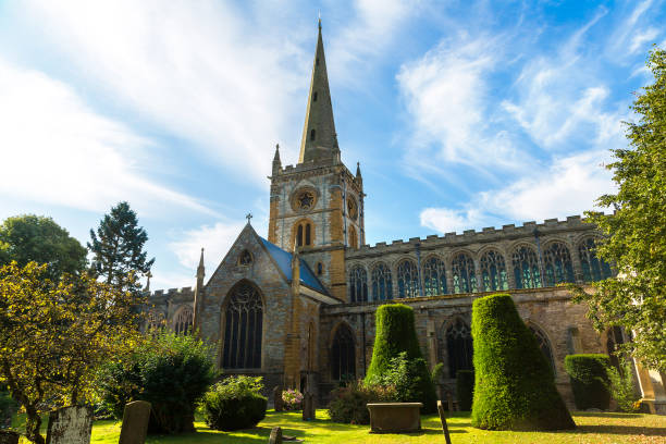 holy trinity church in stratford upon avon - uk cathedral cemetery day fotografías e imágenes de stock