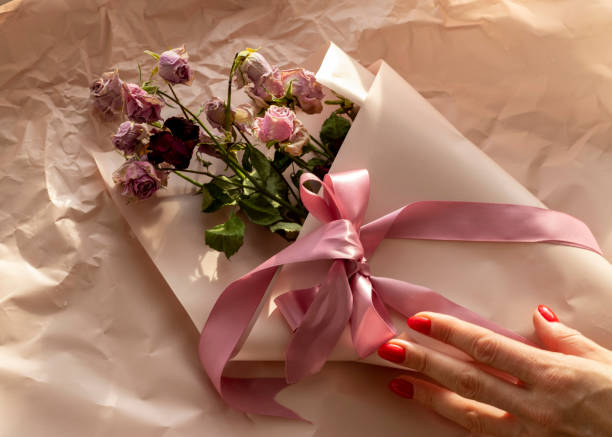 концептуальный снимок фоновой темы, оберточной бумаги, засушенных роз, других цветов и других композиций. свадьба - rose pattern yellow dried plant стоковые фото и изображения