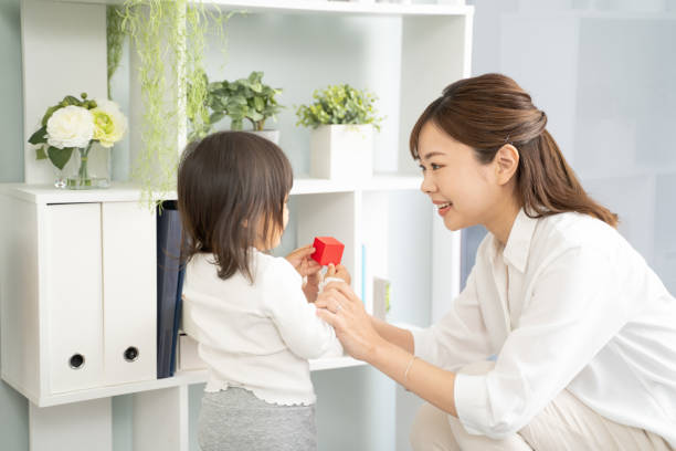una ragazza che pulisce con sua madre. - korea child baby asian culture foto e immagini stock