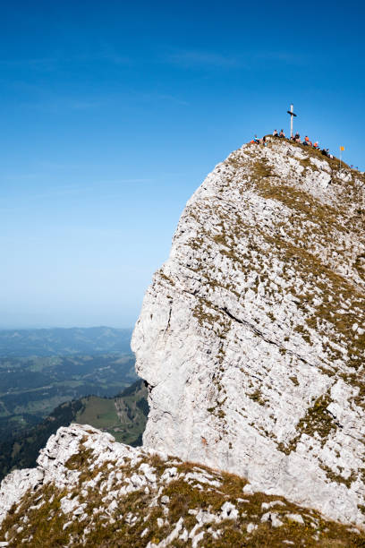 grupo de caminhada no cume do hengst, alpes berneses, emmental, berna, suíça - emme valley - fotografias e filmes do acervo