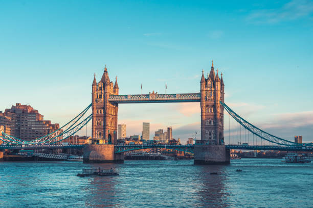 tower bridge over the river thames in london - london england sunlight morning tower bridge photos et images de collection