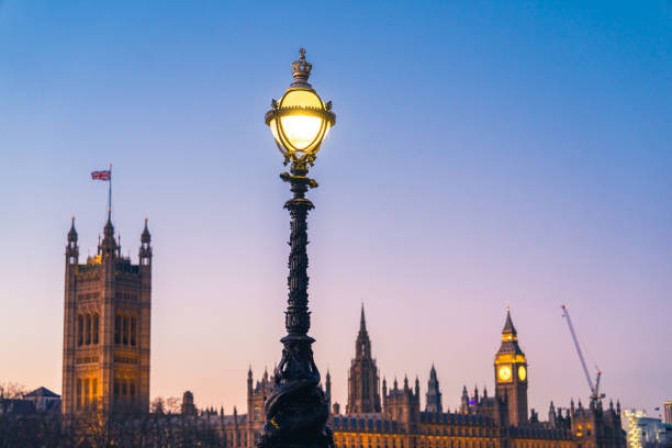 die houses of parliament in westminster und an der themse, london, england - london england victorian style big ben dark stock-fotos und bilder
