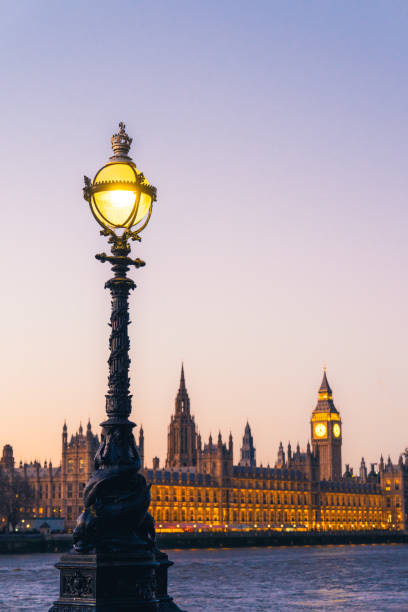 die houses of parliament in westminster und an der themse, london, england - london england victorian style big ben dark stock-fotos und bilder