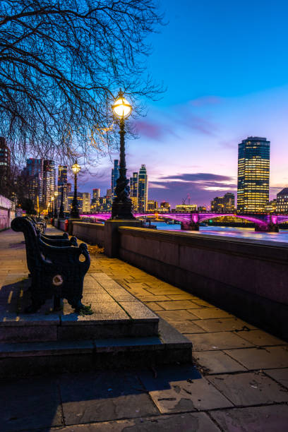 bench with the view over the thames - london england skyline big ben orange stock-fotos und bilder