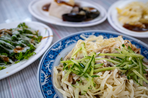 The traditional food of Chiayi region in Taiwan, the local traditional cold noodles and cold dishes are quite delicious, also known as: white vinegar cold noodles, mayonnaise cold noodles.