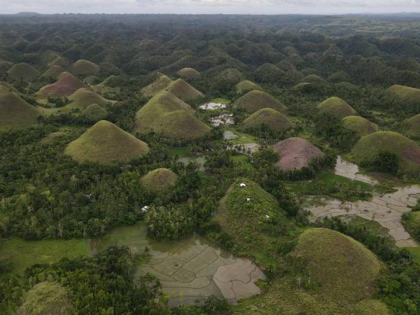 drohnenaufnahme von chocolate hills in bohol, philippinen - mode of transport boracay mindanao palawan stock-fotos und bilder