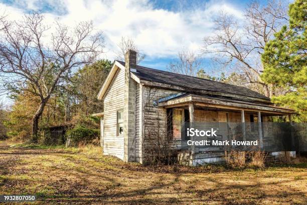Abandoned American Farmhouse Stock Photo - Download Image Now - Abandoned, Agricultural Field, Agriculture